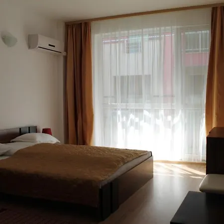 Библиотеката ゲストハウス ポモリエ